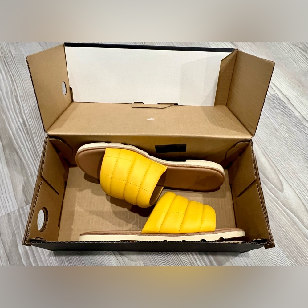 SOREL Women’s Quilted Puff Sandal. New in Box. Yellow/Tan. Size 8 - Picture 3 of 7